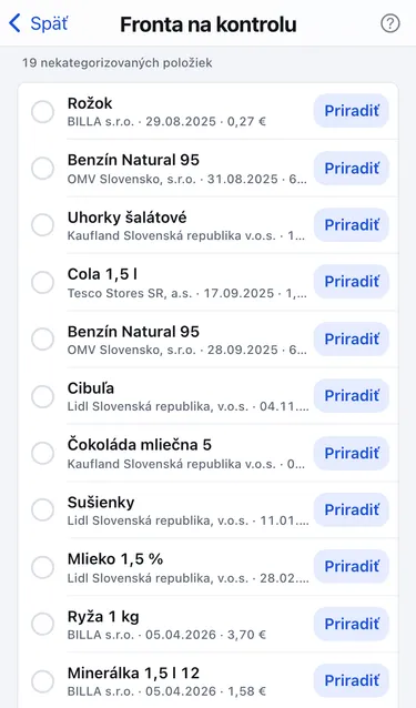 Fronta na kontrolu s 19 nekategorizovanými položkami, napríklad Rožok a Benzín Natural 95, každá s tlačidlom Priradiť